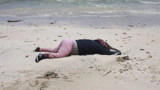 Aumentan a 129 los cuerpos encontrados en la costa de Libia tars los naufragios Aumentan a 129 los cuerpos encontrados en la costa de Libia tars los naufragios
