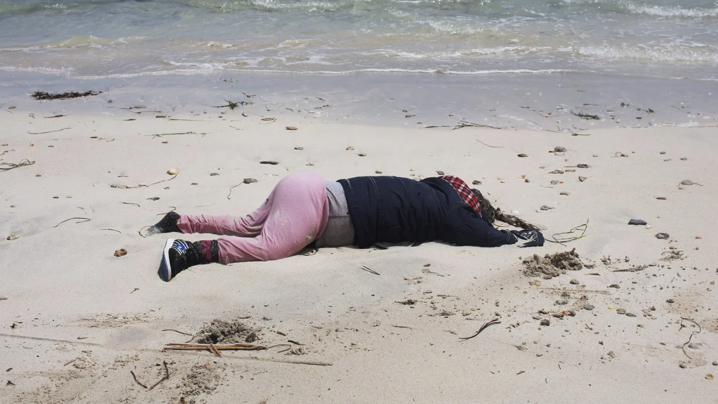 Aumentan a 129 los cuerpos encontrados en la costa de Libia tars los naufragios Aumentan a 129 los cuerpos encontrados en la costa de Libia tars los naufragios
