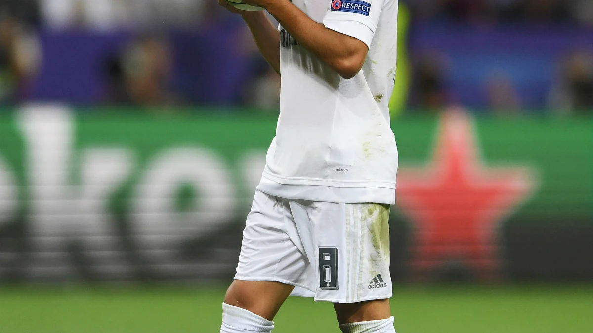Lucas Vázquez besa el balón Lucas Vázquez besa el balón