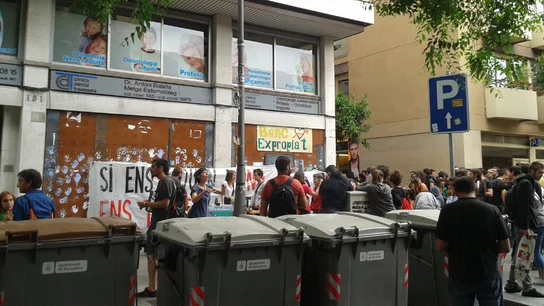 Miembros del colectivo okupa vuelven a entrar en el 'Banc Expropiat' Miembros del colectivo okupa vuelven a entrar en el 'Banc Expropiat'