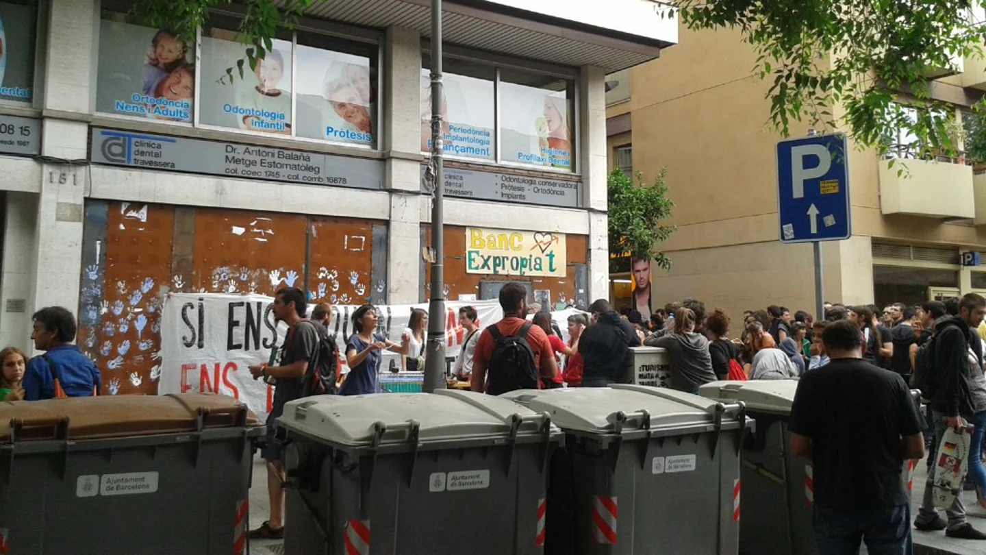 Miembros del colectivo okupa vuelven a entrar en el 'Banc Expropiat' Miembros del colectivo okupa vuelven a entrar en el 'Banc Expropiat'