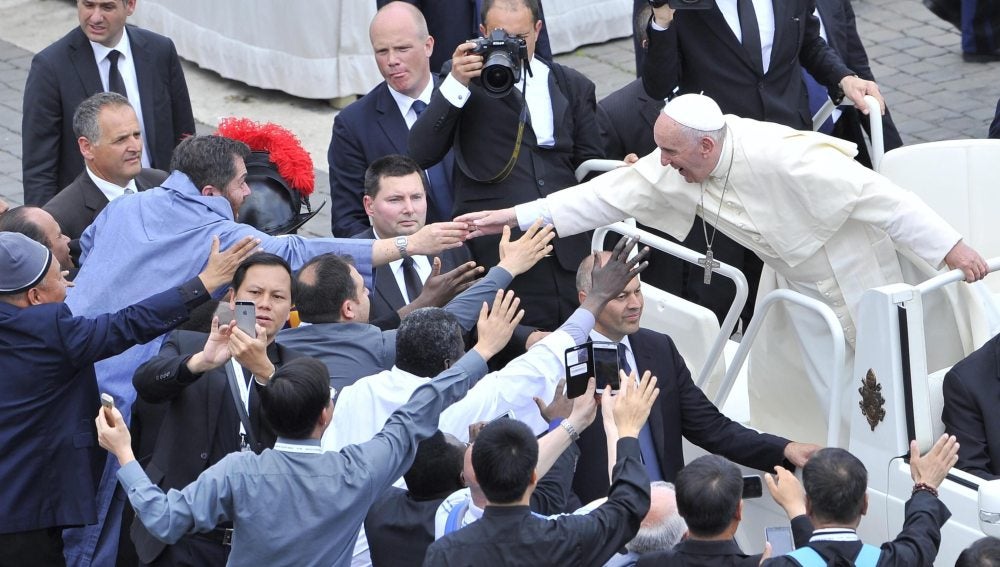 El papa Francisco saluda a los fieles tras oficiar una misa