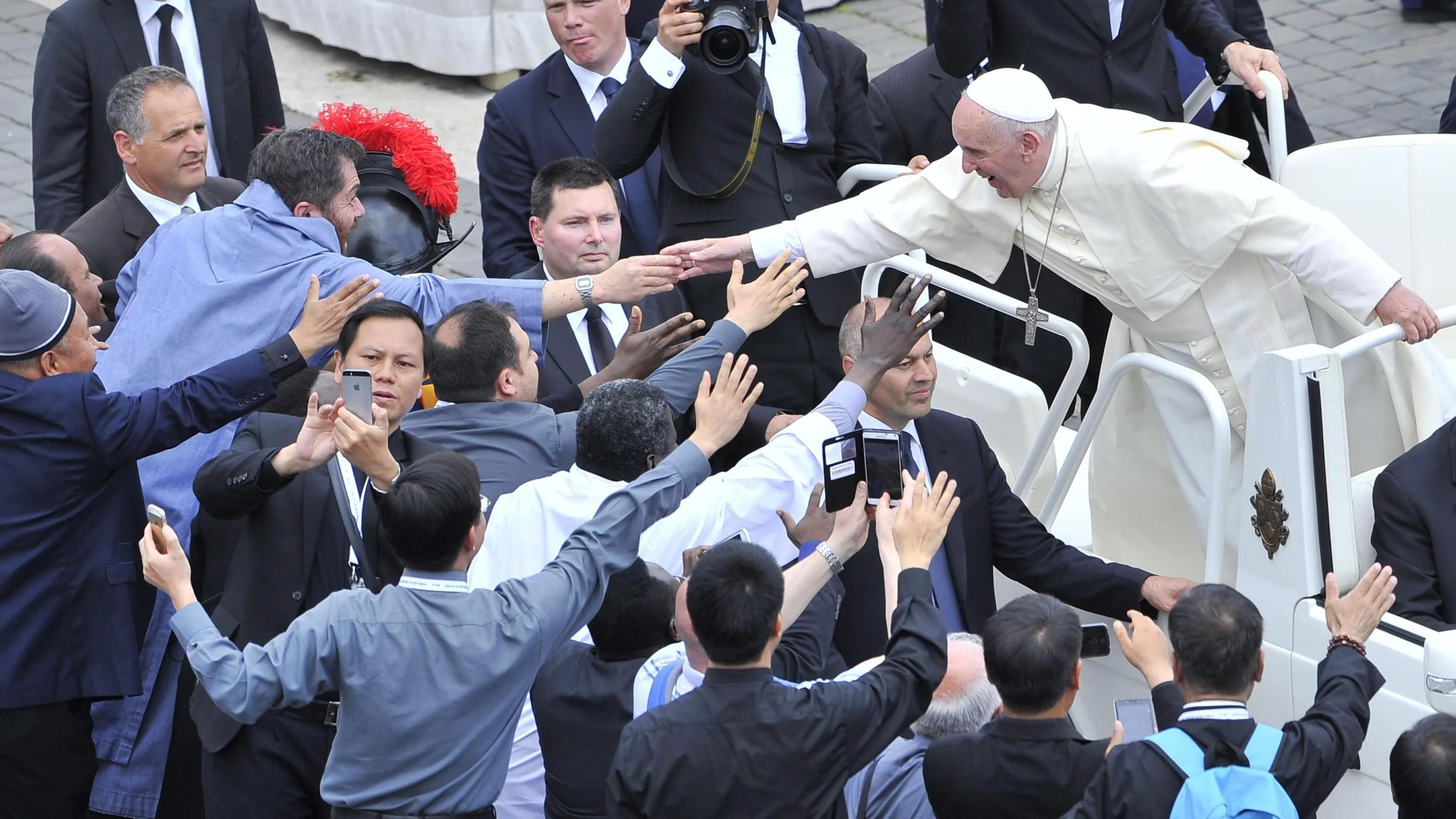 El papa aprueba apartar a obispos negligentes en casos de pederastia