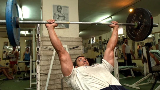 Un hombre trabaja con pesas en el gimnasio Un hombre trabaja con pesas en el gimnasio