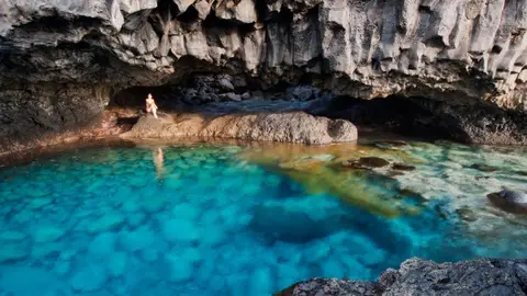 El charco azul de El Hierro en Las Islas Canarias El charco azul de El Hierro en Las Islas Canarias