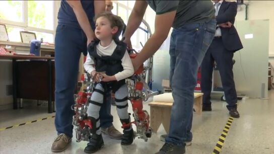 Frame 57.004117 de: Crean el primer exoesqueleto del mundo dirigido a ni&ntilde;os con atrofia muscular espinal