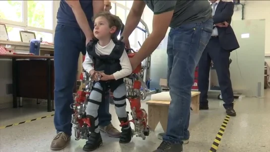 Frame 57.004117 de: Crean el primer exoesqueleto del mundo dirigido a niños con atrofia muscular espinal Frame 57.004117 de: Crean el primer exoesqueleto del mundo dirigido a niños con atrofia muscular espinal