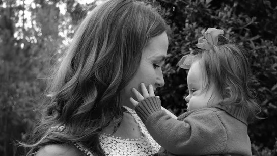 La madre junto a su pequeña Emersyn La madre junto a su pequeña Emersyn