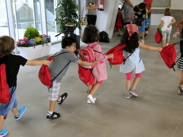 Niños entrando a clase Niños entrando a clase
