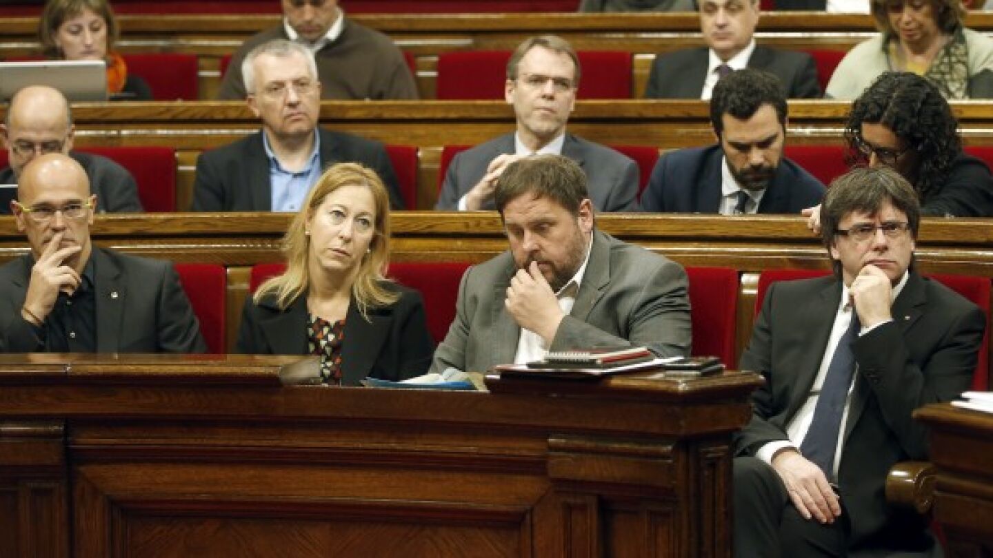 Carles Puigdemont y Oriol Junqueras en el Parlament de Catalu&ntilde;a