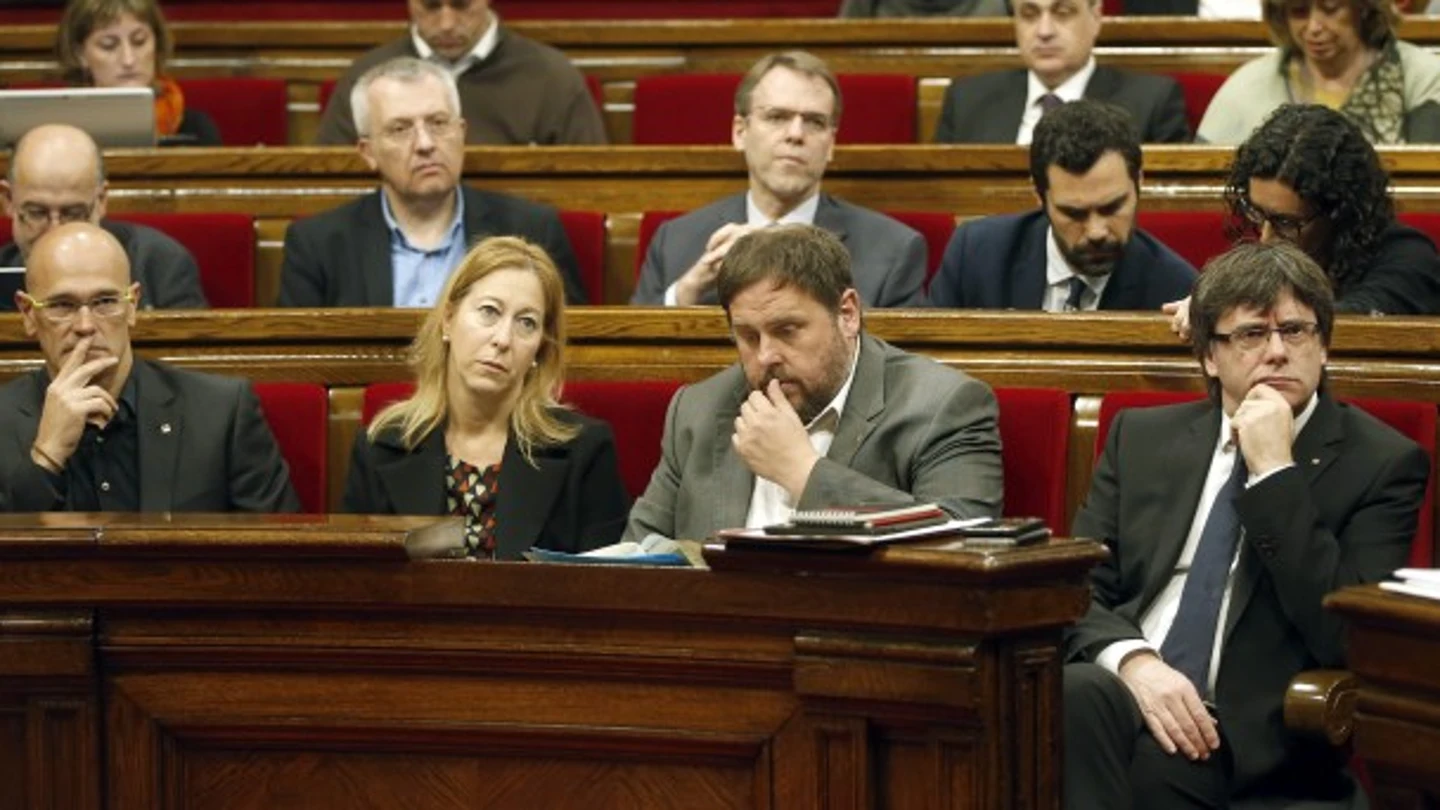 Carles Puigdemont y Oriol Junqueras en el Parlament de Cataluña Carles Puigdemont y Oriol Junqueras en el Parlament de Cataluña