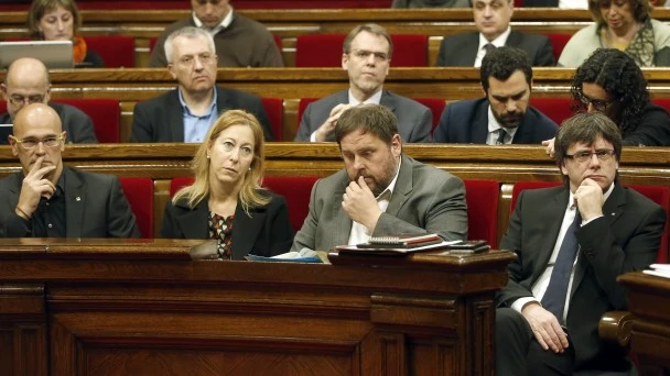 Carles Puigdemont y Oriol Junqueras en el Parlament de Cataluña