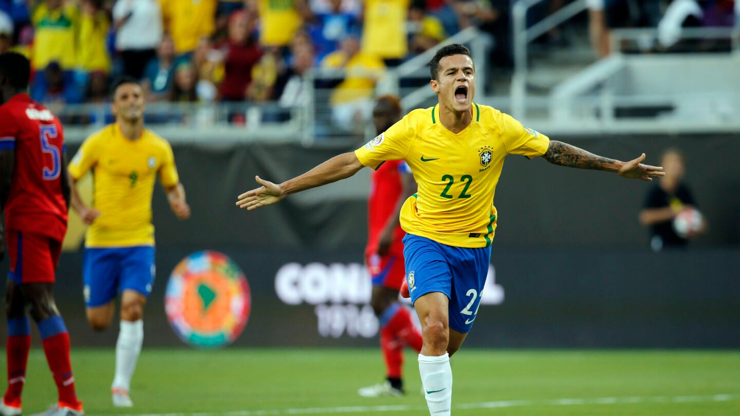 Philippe Coutinho celebra uno de sus tres goles ante Hait&iacute;