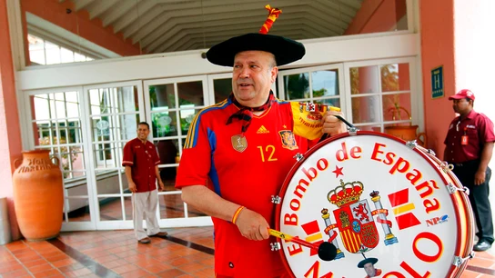 Manolo el del Bombo en un desplazamiento con España Manolo el del Bombo en un desplazamiento con España