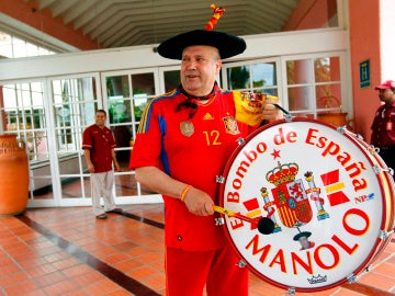 Manolo el del Bombo en un desplazamiento con España