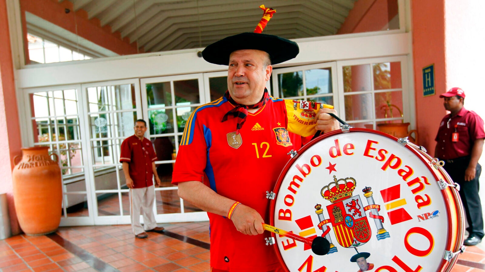 Manolo el del Bombo en un desplazamiento con Espa&ntilde;a