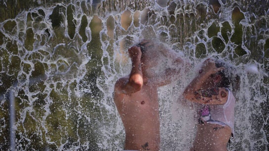 Dos j&oacute;venes en una fuente