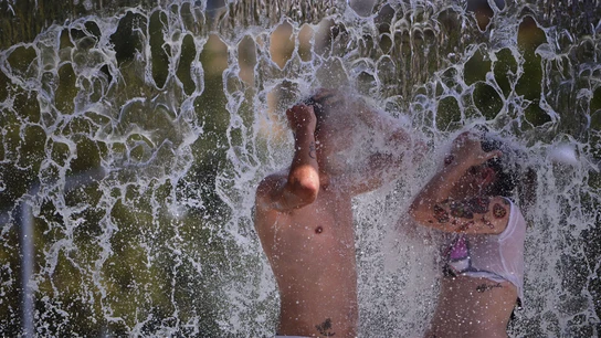 Dos jóvenes en una fuente Dos jóvenes en una fuente