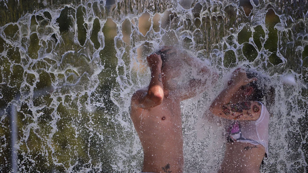 Dos jóvenes en una fuente Dos jóvenes en una fuente