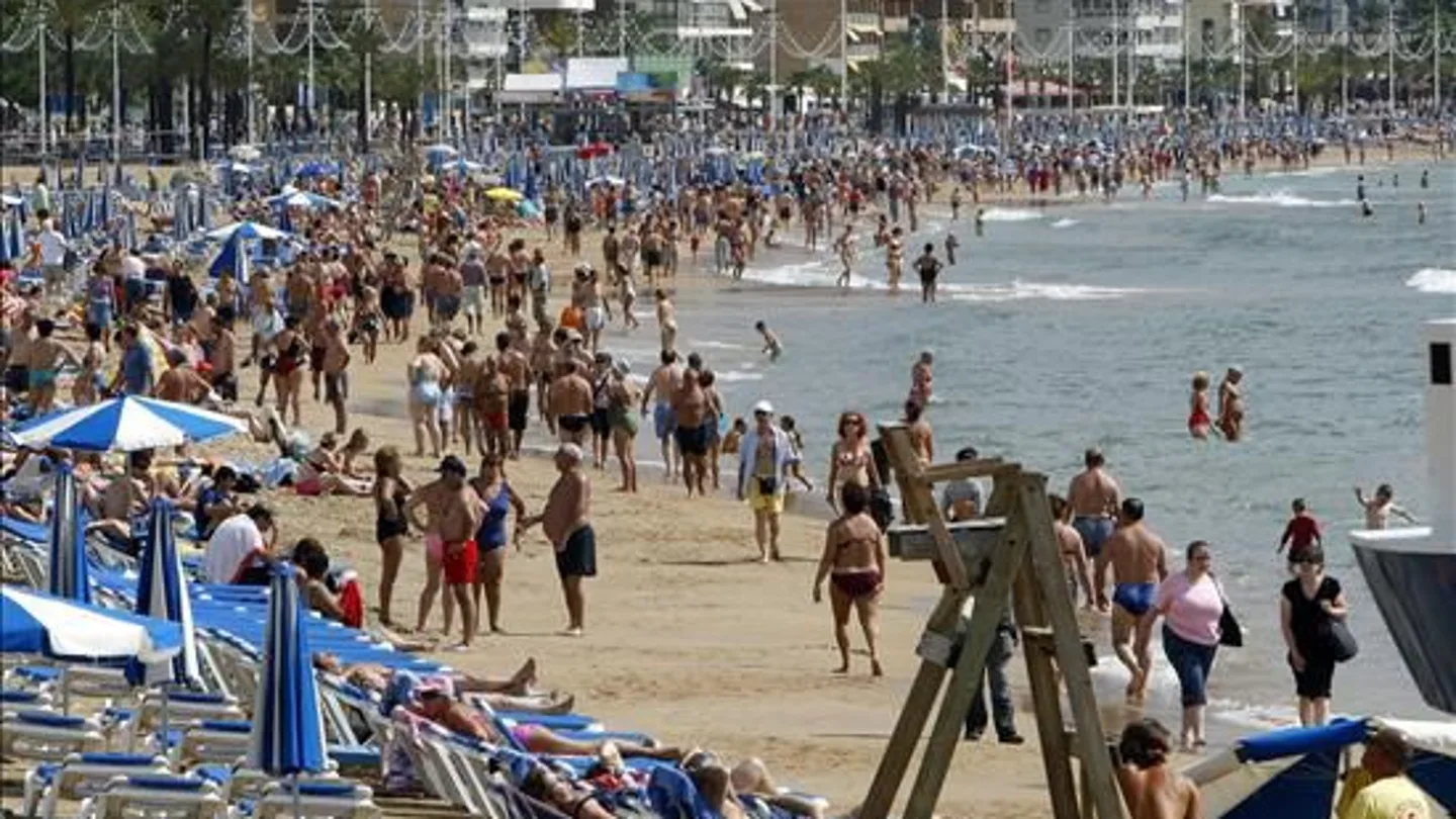 Bañistas en la playa de Benidorm Bañistas en la playa de Benidorm