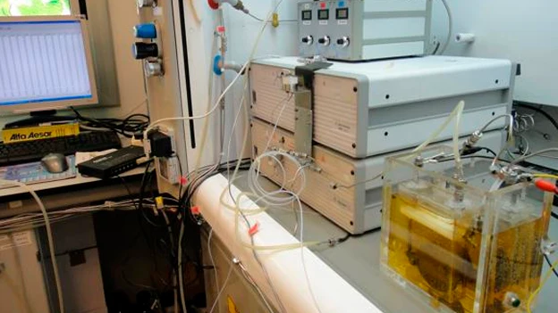 Dispositivo para crear combustible con orina Dispositivo para crear combustible con orina