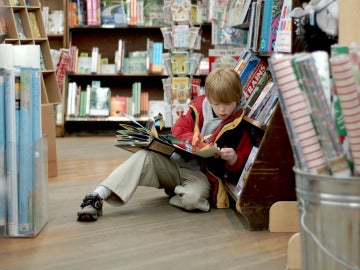 Un niño leyendo