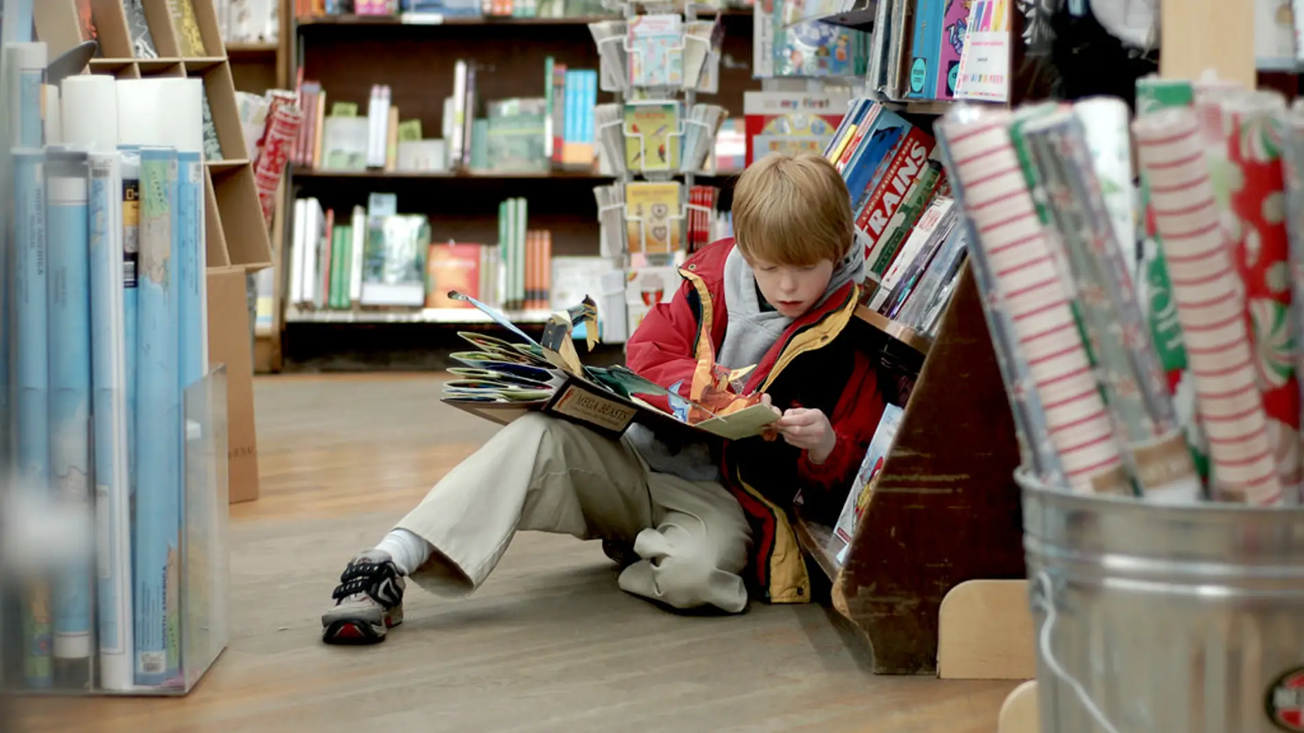 Un niño leyendo