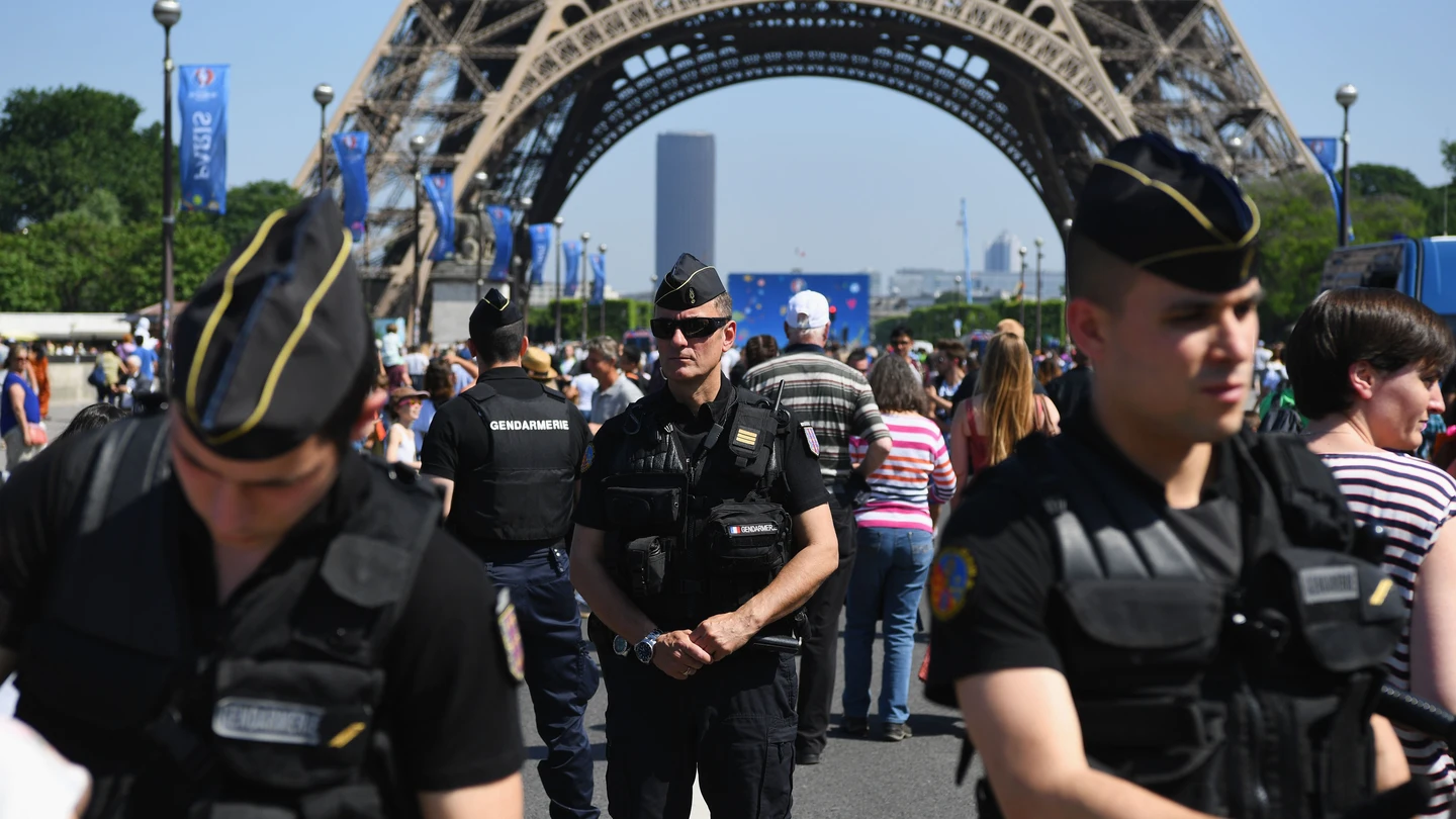 Agentes de seguridad, delante de la Torre Eiffel Agentes de seguridad, delante de la Torre Eiffel