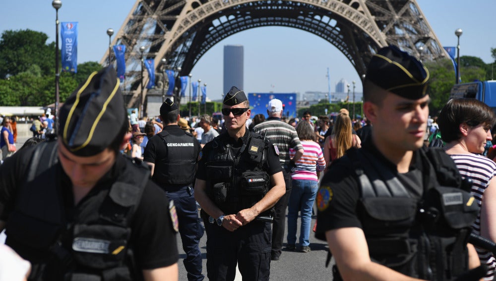 Agentes de seguridad, delante de la Torre Eiffel