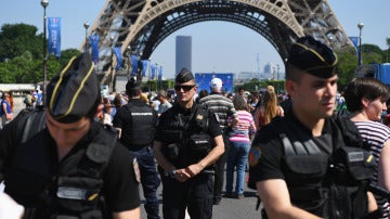 Agentes de seguridad, delante de la Torre Eiffel