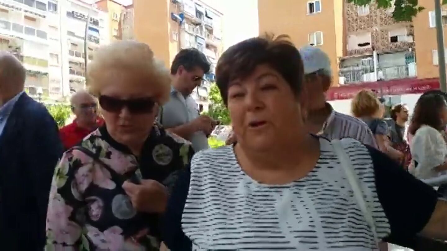 Frame 0.612627 de: "Socialista hasta la m&eacute;dula", el barrio donde Pedro S&aacute;nchez ha pedido el voto puerta a puerta