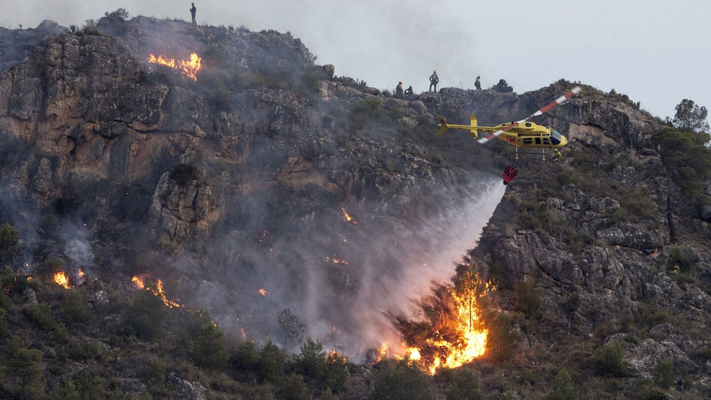 El incendio est&aacute; estabilizado y se retiran medios a&eacute;reos de Madrid y Valencia