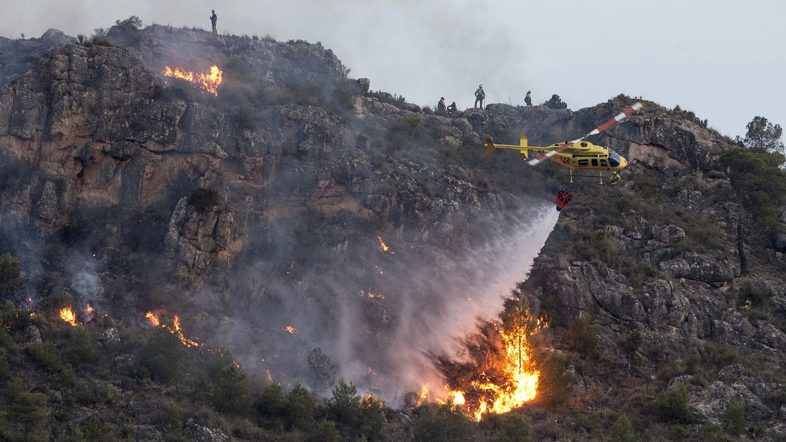 El incendio está estabilizado y se retiran medios aéreos de Madrid y Valencia