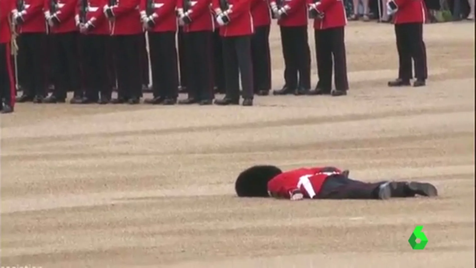 Un soldado se desmaya en la celebración del cumpleaños de la reina Isabel II