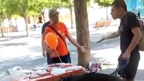 Agresión a una mesa de Ciudadanos en Vallecas Agresión a una mesa de Ciudadanos en Vallecas