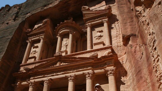 Dos turistas pasean por el templo de Petra (Jordania).