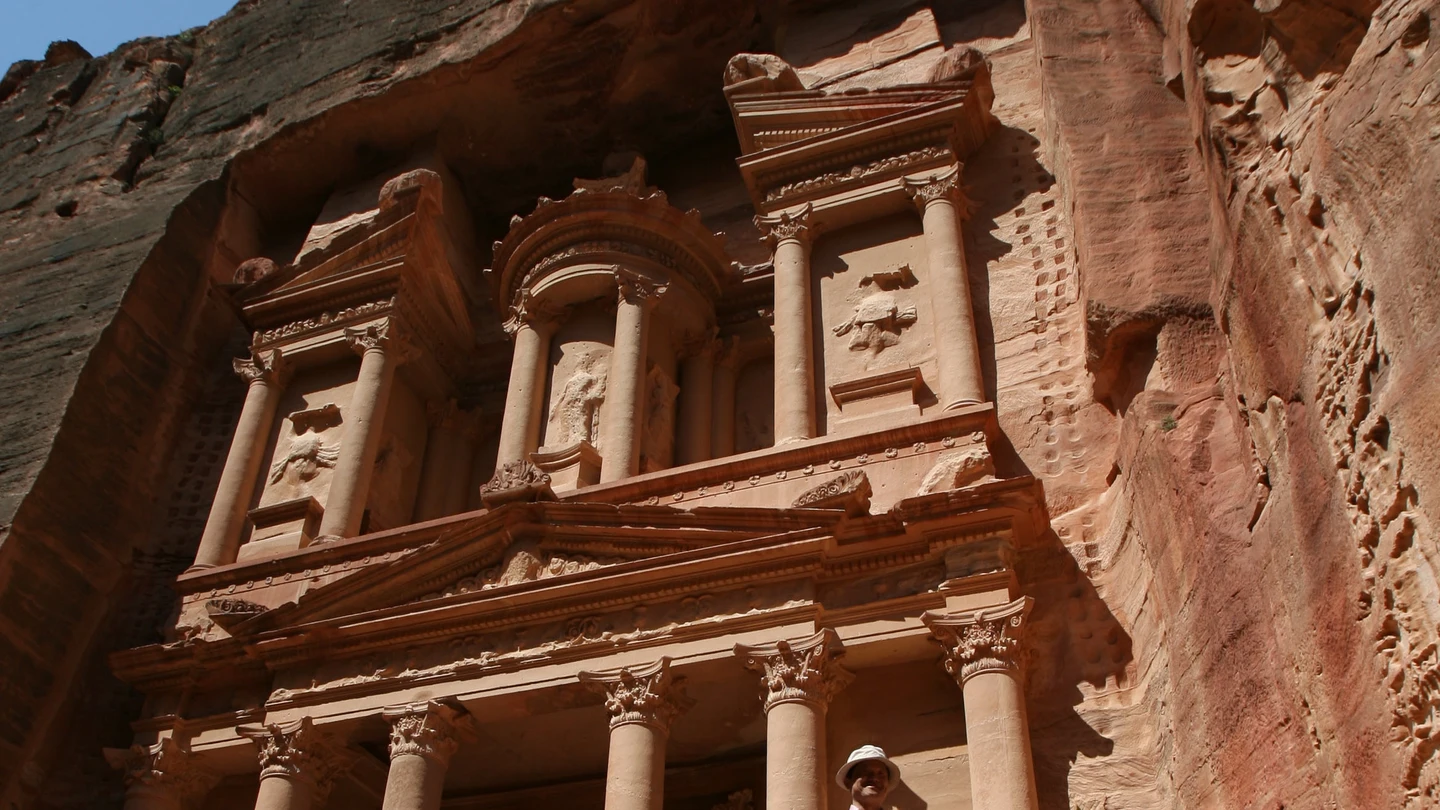 Turistas pasean por el templo de Petra (Jordania). Dos turistas pasean por el templo de Petra (Jordania).