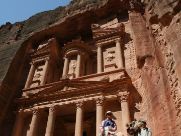 Turistas pasean por el templo de Petra (Jordania). Turistas pasean por el templo de Petra (Jordania).