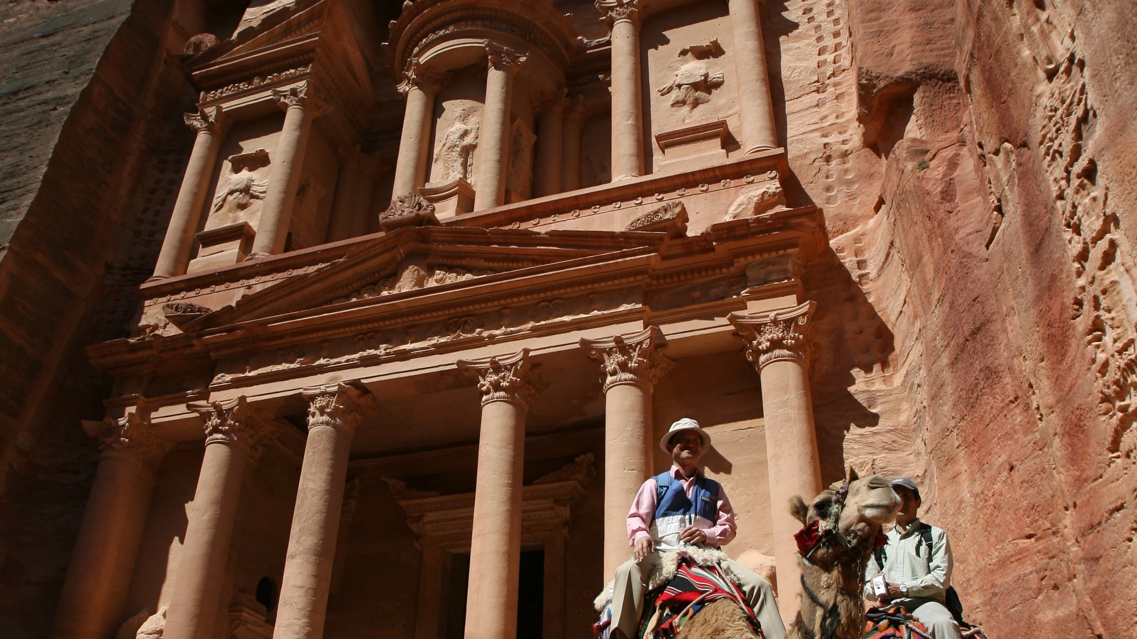 Dos turistas pasean por el templo de Petra (Jordania).