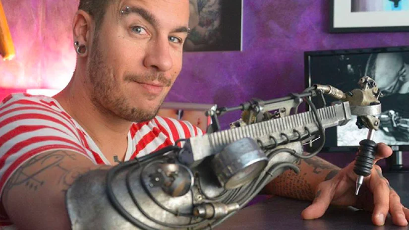 El primer tatuador con una prótesis tatuadora