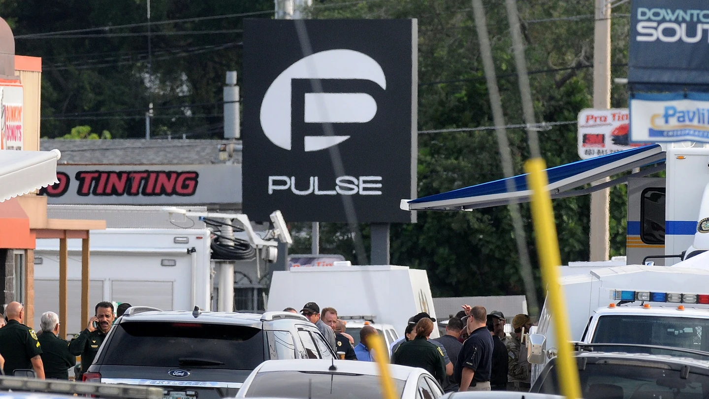 Al menos 50 muertos y 53 heridos en el tiroteo en un club gay de Orlando Al menos 50 muertos y 53 heridos en el tiroteo en un club gay de Orlando