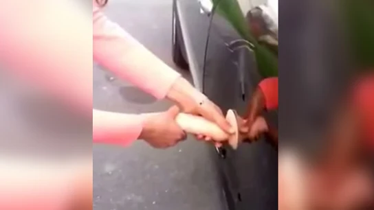 Imagen del vídeo donde arregla la chapa abollada con un consolador Imagen del vídeo donde arregla la chapa abollada con un consolador