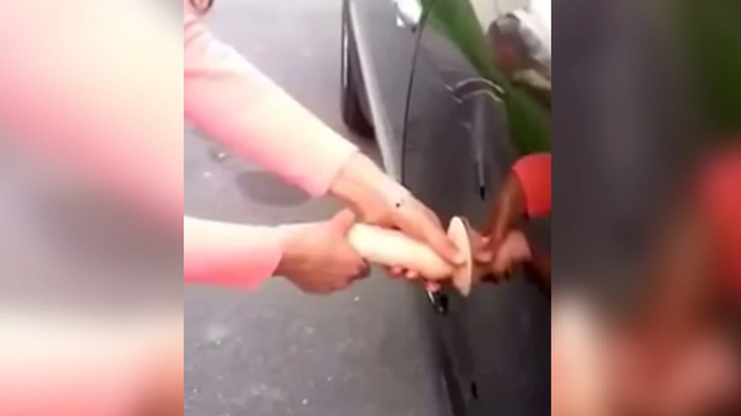 Imagen del vídeo donde arregla la chapa abollada con un consolador Imagen del vídeo donde arregla la chapa abollada con un consolador