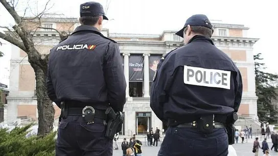 Un policía nacional y un agente francés Un policía nacional y un agente francés