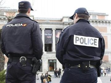Un policía nacional y un agente francés Un policía nacional y un agente francés
