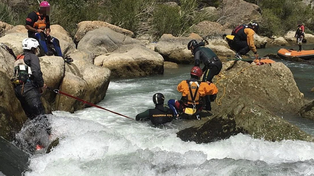 Fallece al volcar la balsa en la que practicaba raffting en el río Gállego