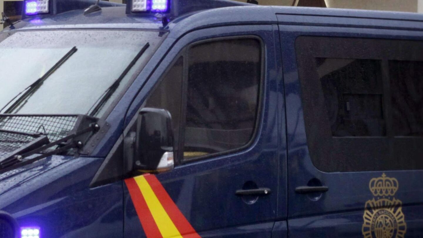 Un furg&oacute;n del Cuerpo Nacional de Polic&iacute;a