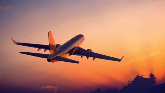 Avión en pleno vuelo al atardecer Avión en pleno vuelo al atardecer