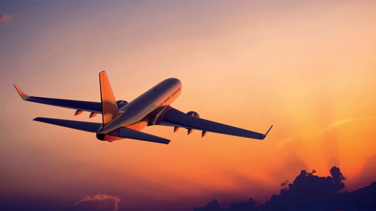 Avión en pleno vuelo al atardecer