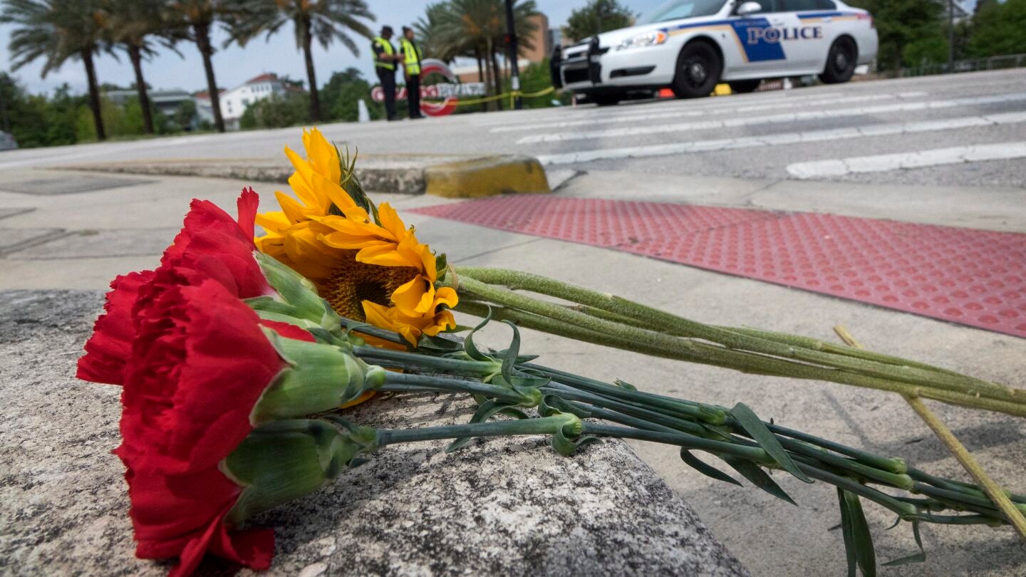 Flores para recordar a las v&iacute;ctimas de la matanza de Orlando